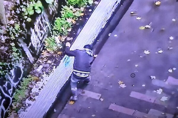 Detenido por hacer rayados en escalera de Puerto Montt deberá pintarla