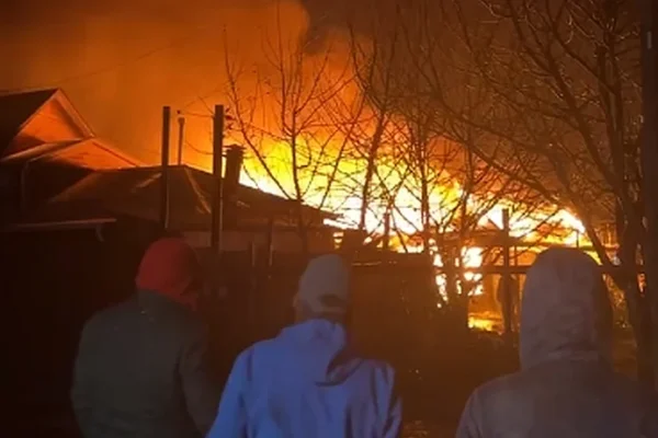 Incendio en sector Senda Sur de Puerto Montt afectó a dos casas en horas de la madrugada